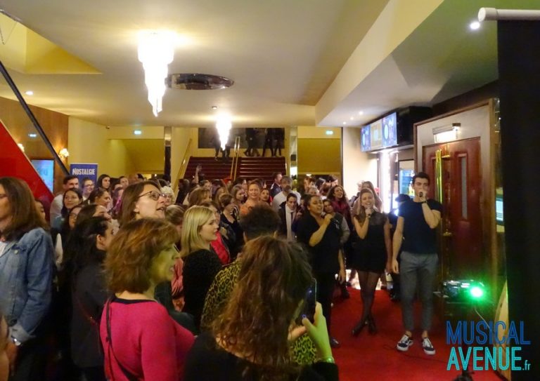 Alyzée Lalande et Alexis Loizon chantent au karaoké avec les gagnants du concours